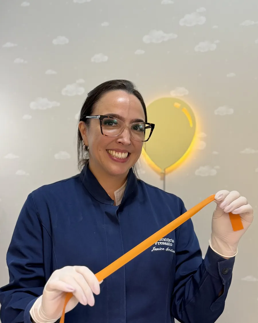 Biomédica do Laboratório Fressato na sala de coleta infantil