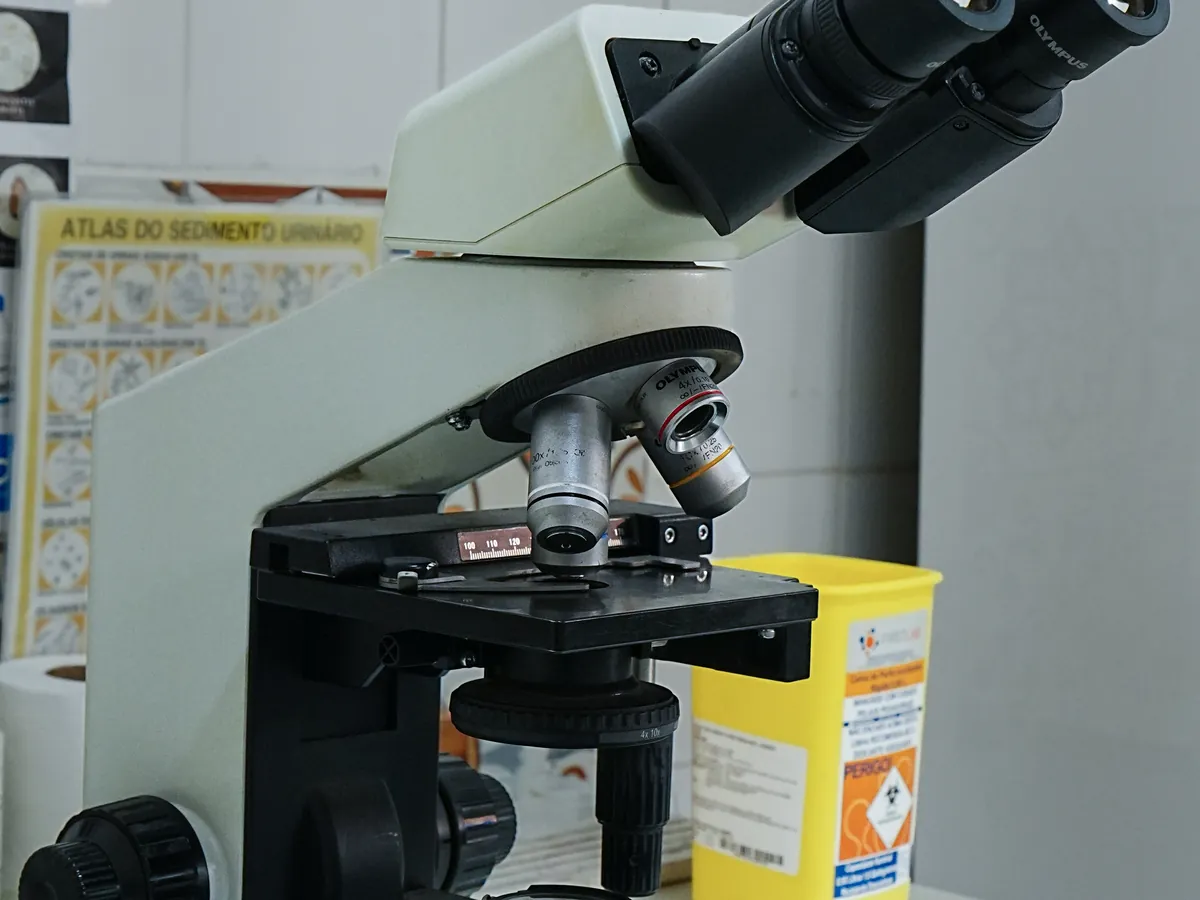 Microscópio na bancada do laboratório