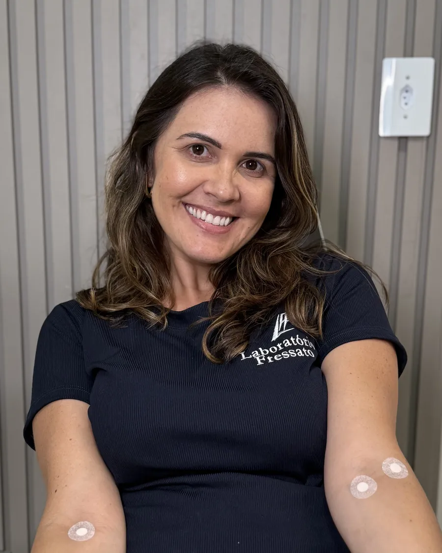 Paciente após a coleta, com curativo no braço