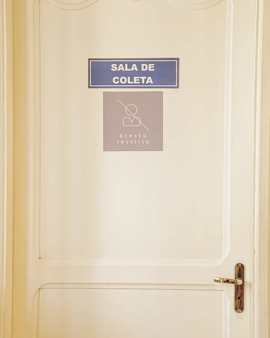 Porta da sala de coleta