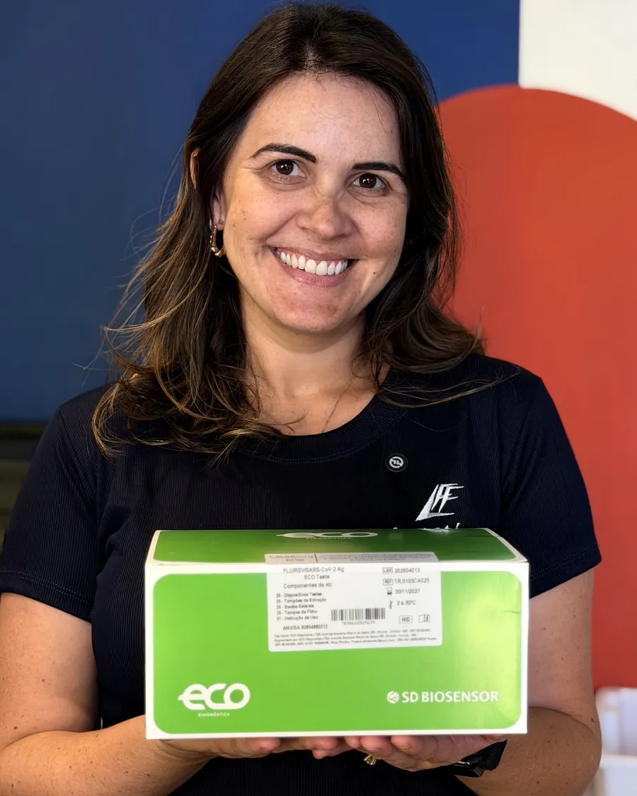 Colaboradora do Laboratório Fressato com caixa térmica de transporte de amostras